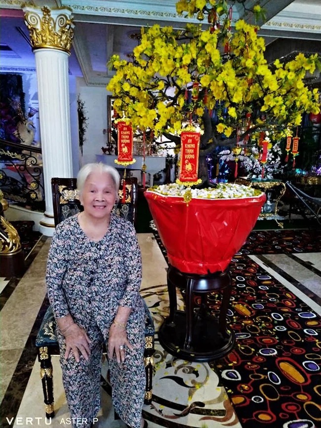 Ngoài chồng đại gia và 4 con, đây là người thân duy nhất được bà Phương Hằng phụng dưỡng, chăm sóc 2 Ngoài chồng đại gia và 4 con, đây là người thân duy nhất được bà Phương Hằng phụng dưỡng, chăm sóc 2