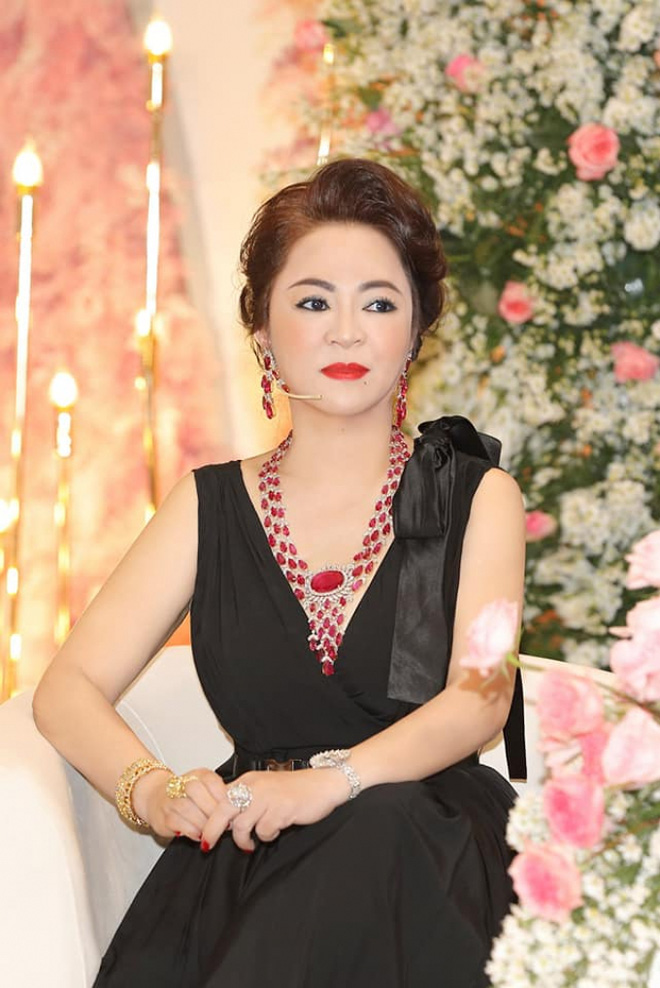 Đại gia Phương Hằng mỗi lần livestream đều như mở show diễn trang sức, đến các 'thánh đồ hiệu' cũng đành chào thua 6 Đại gia Phương Hằng mỗi lần livestream đều như mở show diễn trang sức, đến các 'thánh đồ hiệu' cũng đành chào thua 6