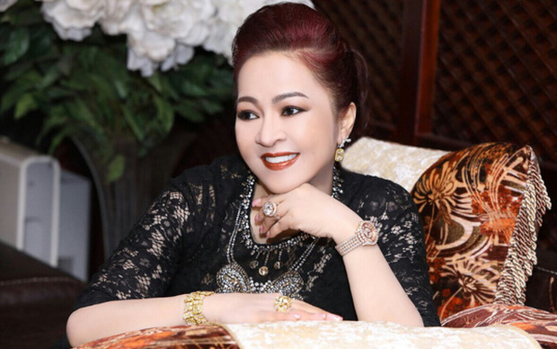 Đại gia Phương Hằng mỗi lần livestream đều như mở show diễn trang sức, đến các 'thánh đồ hiệu' cũng đành chào thua 3 Đại gia Phương Hằng mỗi lần livestream đều như mở show diễn trang sức, đến các 'thánh đồ hiệu' cũng đành chào thua 3