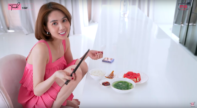 Ăn mặc sang chảnh là vậy, Ngọc Trinh vẫn không bỏ được dáng ngồi 'chổm hổm' 5 Ăn mặc sang chảnh là vậy, Ngọc Trinh vẫn không bỏ được dáng ngồi 'chổm hổm' 5