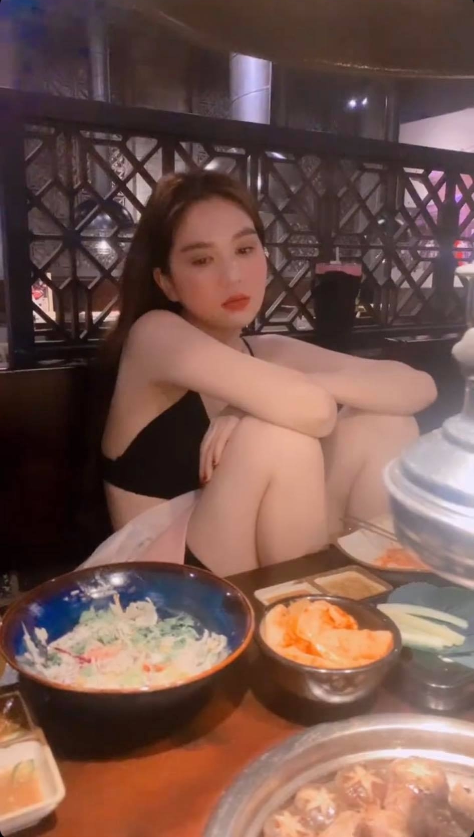 Ăn mặc sang chảnh là vậy, Ngọc Trinh vẫn không bỏ được dáng ngồi 'chổm hổm' 3 Ăn mặc sang chảnh là vậy, Ngọc Trinh vẫn không bỏ được dáng ngồi 'chổm hổm' 3