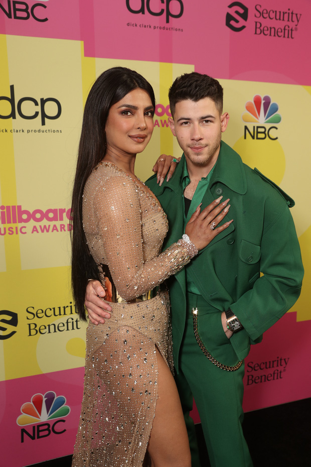 Thời trang siêu thảm đỏ Billboard Music Awards 2021: Jonas Brothers có màn tái ngộ đáng nhớ, Doja Cat hóa ‘ngựa vằn’ 1 Thời trang siêu thảm đỏ Billboard Music Awards 2021: Jonas Brothers có màn tái ngộ đáng nhớ, Doja Cat hóa ‘ngựa vằn’ 1