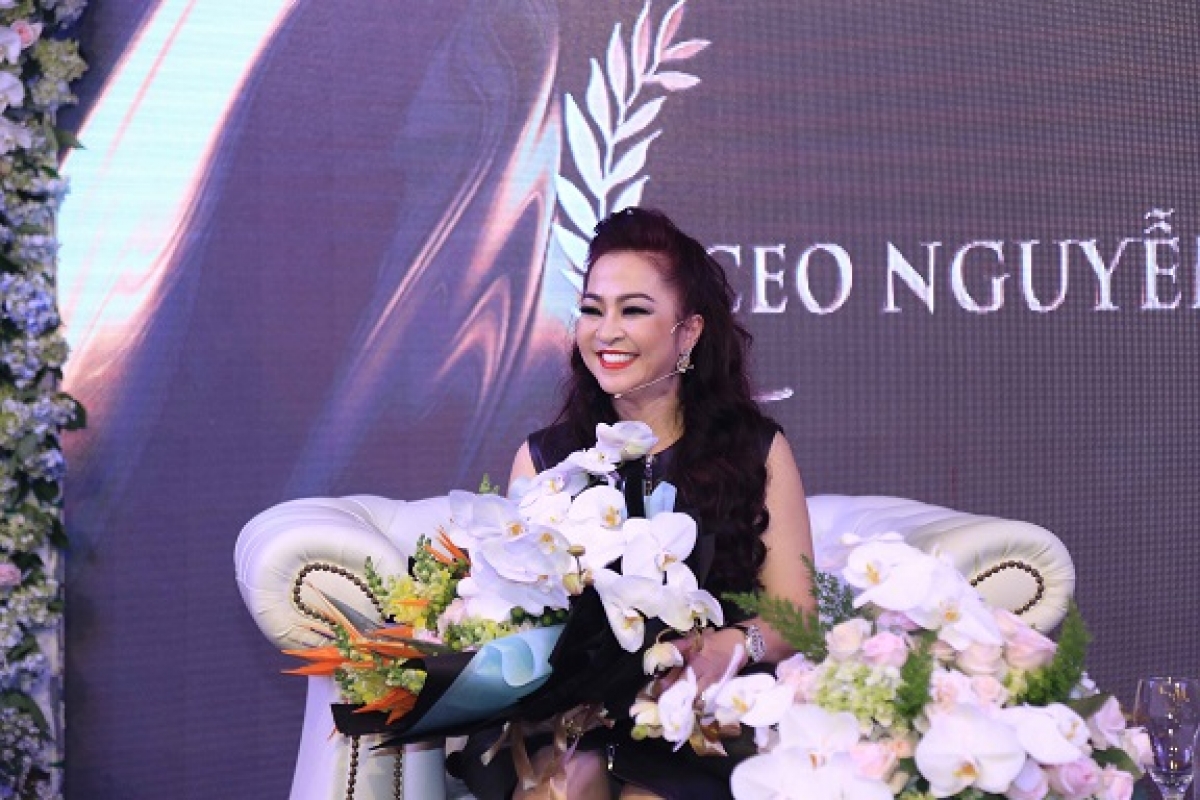 Facebook bà Phương Hằng hút hơn 400.000 lượt theo dõi, liệu nữ đại gia có dấn thân vào showbiz? 3 Facebook bà Phương Hằng hút hơn 400.000 lượt theo dõi, liệu nữ đại gia có dấn thân vào showbiz? 3