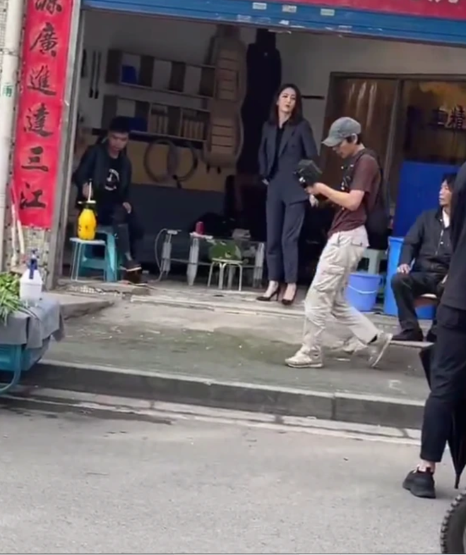 Lộ ảnh Đồng Lệ Á buồn bã hậu ly hôn Trần Tư Thành: Phải chăng nuối tiếc điều gì? 2 Lộ ảnh Đồng Lệ Á buồn bã hậu ly hôn Trần Tư Thành: Phải chăng nuối tiếc điều gì? 2