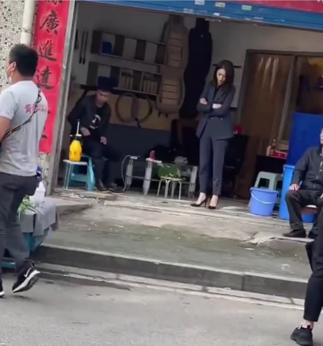 Lộ ảnh Đồng Lệ Á buồn bã hậu ly hôn Trần Tư Thành: Phải chăng nuối tiếc điều gì? 1 Lộ ảnh Đồng Lệ Á buồn bã hậu ly hôn Trần Tư Thành: Phải chăng nuối tiếc điều gì? 1