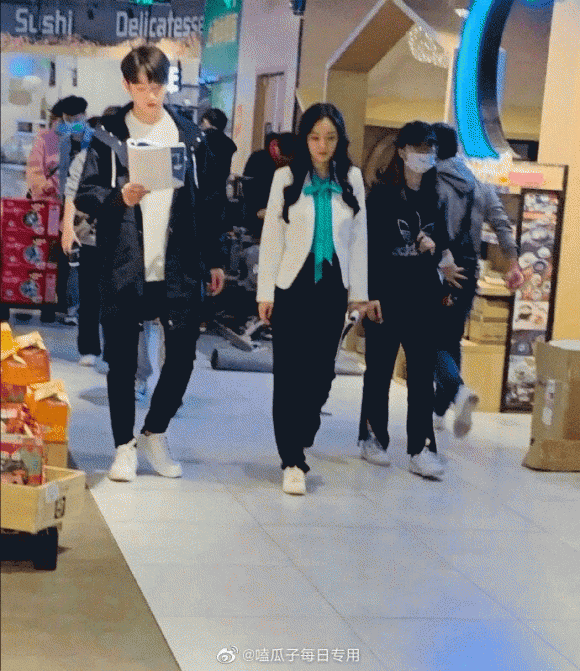 Dương Mịch 'ngã lòng' Hứa Khải, netizen 'rần rần' đẩy thuyền, quên luôn cả Ngụy Đại Huân 5 Dương Mịch 'ngã lòng' Hứa Khải, netizen 'rần rần' đẩy thuyền, quên luôn cả Ngụy Đại Huân 5