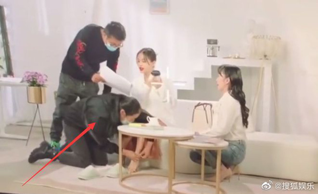 Sự thật về hình ảnh trợ lý 'quỳ gối' đi giày cho Vương Tử Văn 1 Sự thật về hình ảnh trợ lý 'quỳ gối' đi giày cho Vương Tử Văn 1