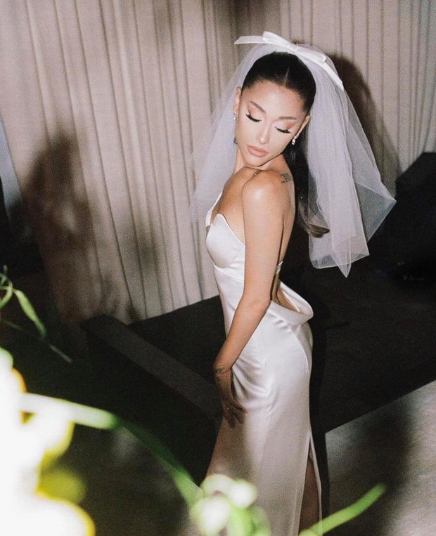 Chiêm ngưỡng trang phục cưới đẹp tựa 'nữ hoàng' của Ariana Grande 4 Chiêm ngưỡng trang phục cưới đẹp tựa 'nữ hoàng' của Ariana Grande 4