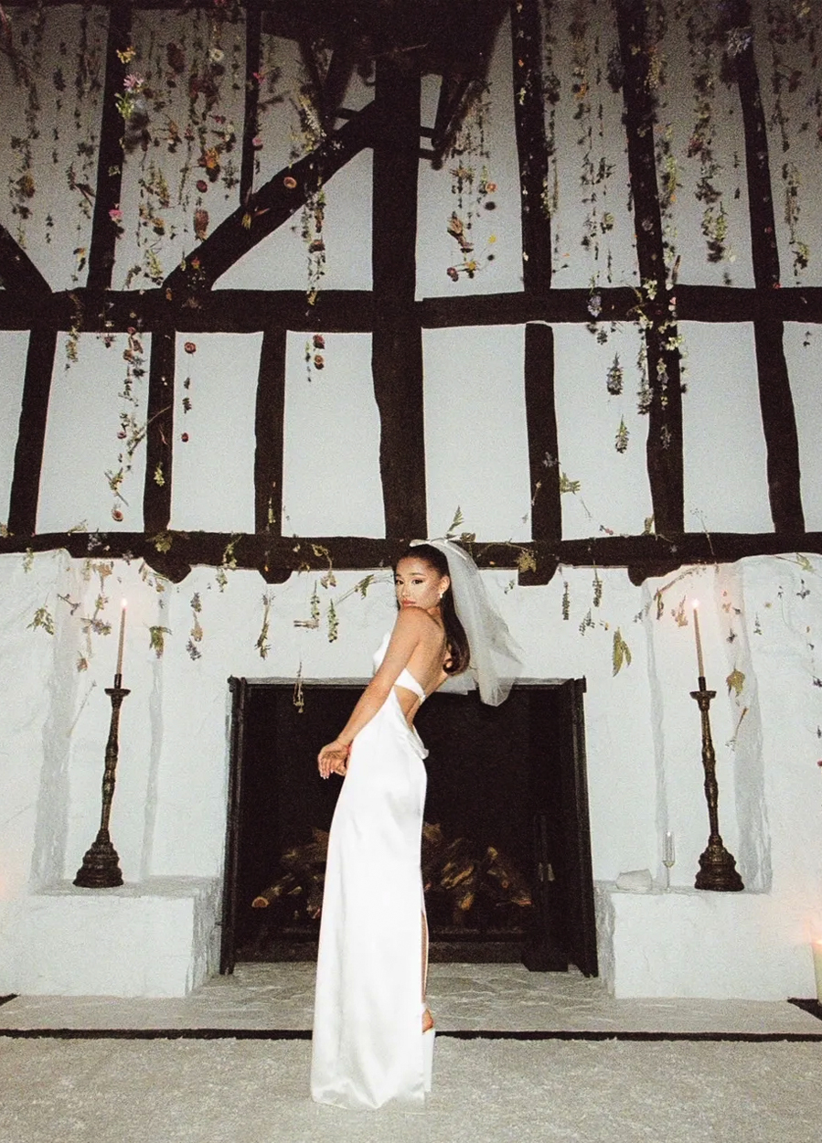 Chiêm ngưỡng trang phục cưới đẹp tựa 'nữ hoàng' của Ariana Grande 2 Chiêm ngưỡng trang phục cưới đẹp tựa 'nữ hoàng' của Ariana Grande 2