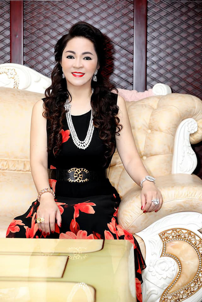 Không chỉ giàu, số đo các vòng của bà Phương Hằng cũng đủ để 'ăn đứt' loạt mỹ nhân Cbiz 10 Không chỉ giàu, số đo các vòng của bà Phương Hằng cũng đủ để 'ăn đứt' loạt mỹ nhân Cbiz 10