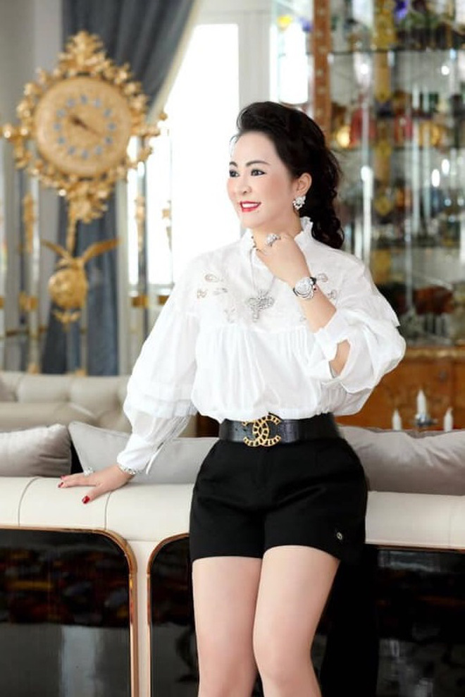 Không chỉ giàu, số đo các vòng của bà Phương Hằng cũng đủ để 'ăn đứt' loạt mỹ nhân Cbiz 3 Không chỉ giàu, số đo các vòng của bà Phương Hằng cũng đủ để 'ăn đứt' loạt mỹ nhân Cbiz 3