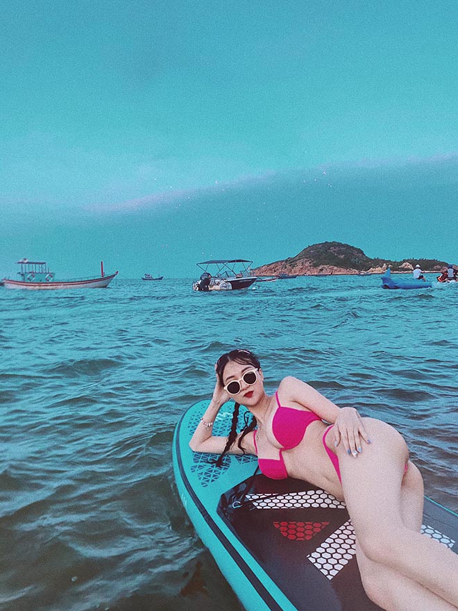Bộ sưu tập đồ bơi ‘mỏng như giấy’ của hot girl Vũ Thị Anh Thư, dân tình 'ngộp thở' 8 Bộ sưu tập đồ bơi ‘mỏng như giấy’ của hot girl Vũ Thị Anh Thư, dân tình 'ngộp thở' 8