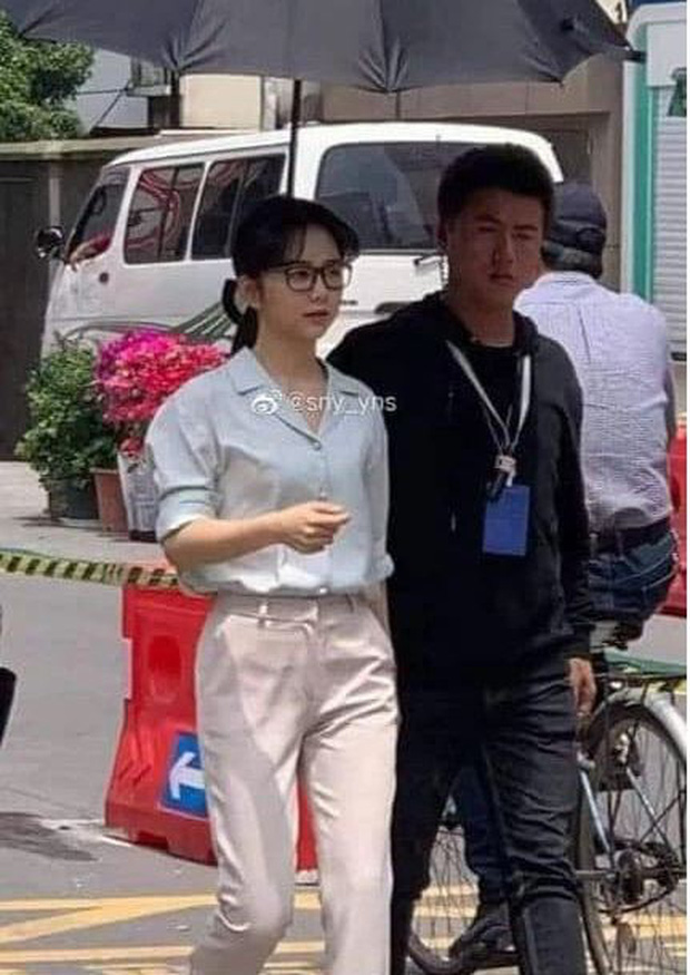 Bị chê 'chưa chín tới', Đàm Tùng Vận diện blazer đúng chất gái công sở, netizen có nên xem lại 5 Bị chê 'chưa chín tới', Đàm Tùng Vận diện blazer đúng chất gái công sở, netizen có nên xem lại 5