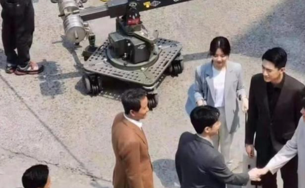 Bị chê 'chưa chín tới', Đàm Tùng Vận diện blazer đúng chất gái công sở, netizen có nên xem lại 3 Bị chê 'chưa chín tới', Đàm Tùng Vận diện blazer đúng chất gái công sở, netizen có nên xem lại 3