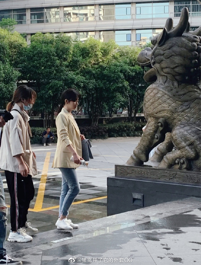 Bị chê 'chưa chín tới', Đàm Tùng Vận diện blazer đúng chất gái công sở, netizen có nên xem lại 1 Bị chê 'chưa chín tới', Đàm Tùng Vận diện blazer đúng chất gái công sở, netizen có nên xem lại 1