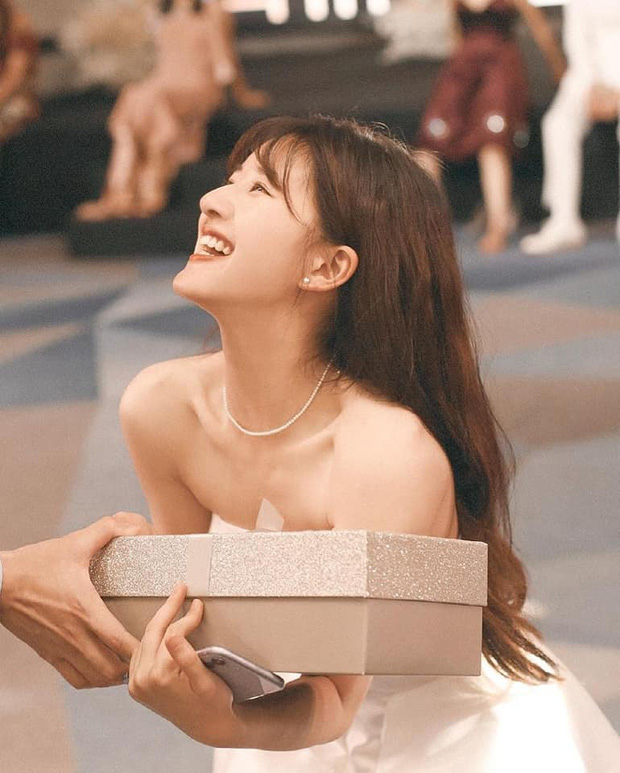 Triệu Lộ Tư 'chôm chỉa' rồi đào tẩu khỏi phim trường, thái độ 'lầy lội' khiến netizen tan chảy 10 Triệu Lộ Tư 'chôm chỉa' rồi đào tẩu khỏi phim trường, thái độ 'lầy lội' khiến netizen tan chảy 10