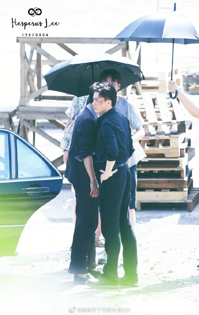 Lý Dịch Phong hóa thân thành 'dzang hồ' nhưng fan girl vẫn rụng rời vì quá ‘soái’ 2 Lý Dịch Phong hóa thân thành 'dzang hồ' nhưng fan girl vẫn rụng rời vì quá ‘soái’ 2