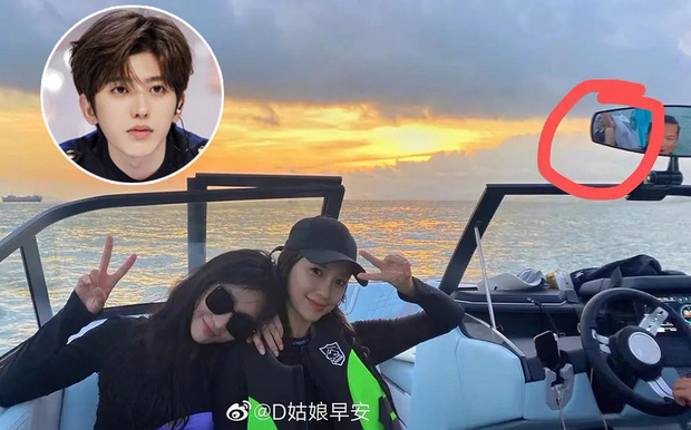 Nguồn cơn của tinh đồn hẹn hò bất nguồn từ hình ảnh của bạn thân Angela Baby đăng tải. Trong gương dân tình nhận thấy bóng dáng của một nam thanh niên mặc áo đen Nguồn cơn của tinh đồn hẹn hò bất nguồn từ hình ảnh của bạn thân Angela Baby đăng tải. Trong gương dân tình nhận thấy bóng dáng của một nam thanh niên mặc áo đen