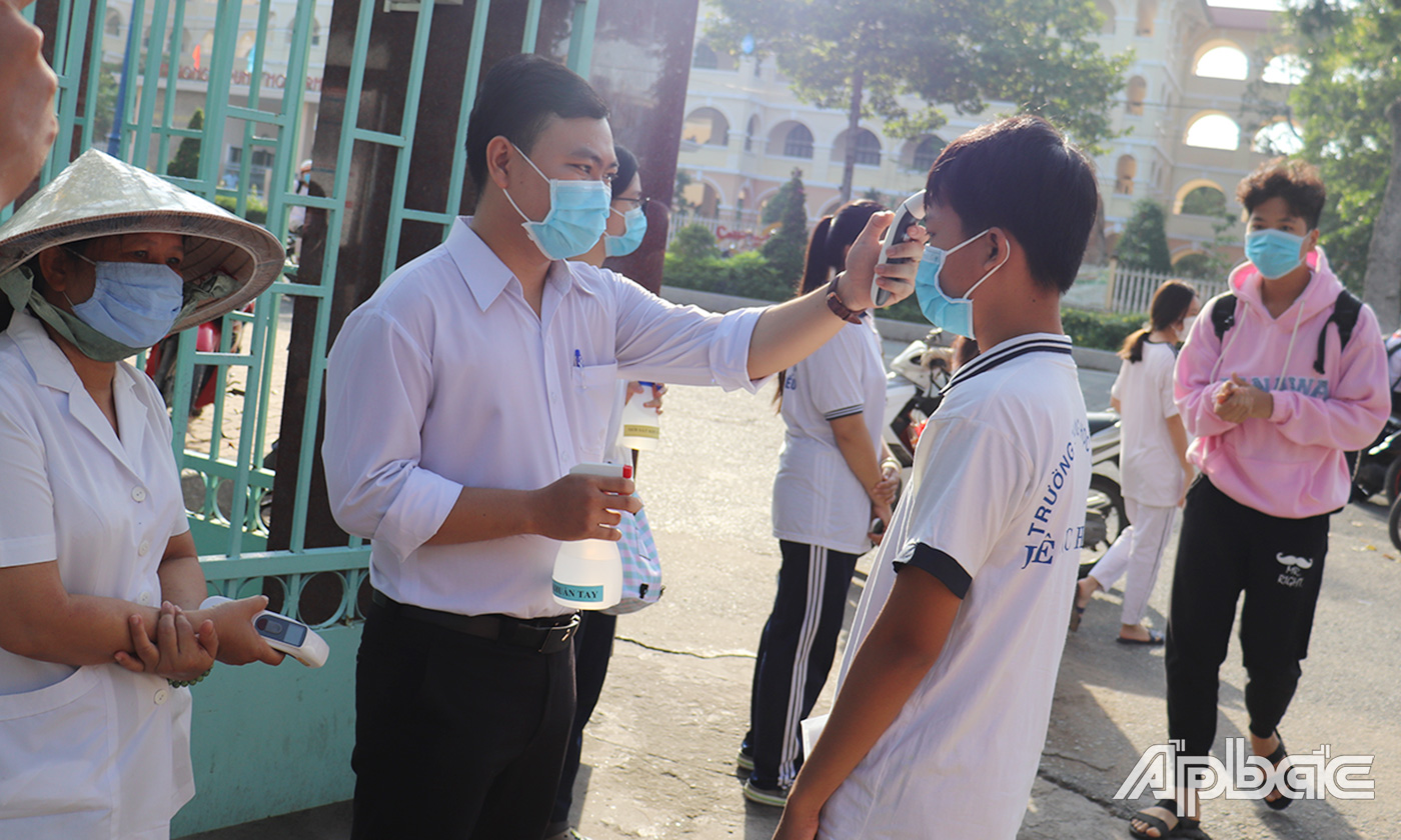 Các thí sinh được kiểm tra thân nhiệt, rửa tay sát khuẩn trước khi vào buổi sinh hoạt quy chế thi. Ảnh: Báo điện tử Ấp Bắc Các thí sinh được kiểm tra thân nhiệt, rửa tay sát khuẩn trước khi vào buổi sinh hoạt quy chế thi. Ảnh: Báo điện tử Ấp Bắc