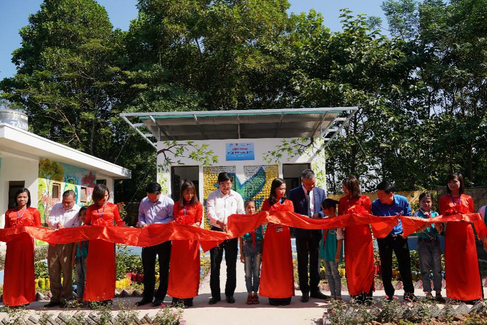 Trao tặng nhà vệ sinh bằng gạch chai nhựa đầu tiên tại Việt Nam cho học sinh tỉnh Thái Nguyên 1