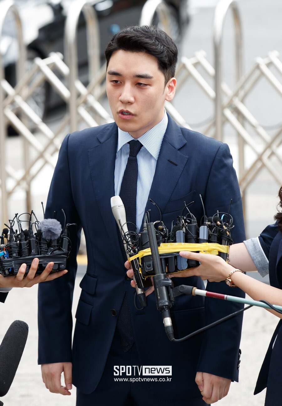 Seungri từng bị bắt vì bê bối tình dục. Ảnh Sports News