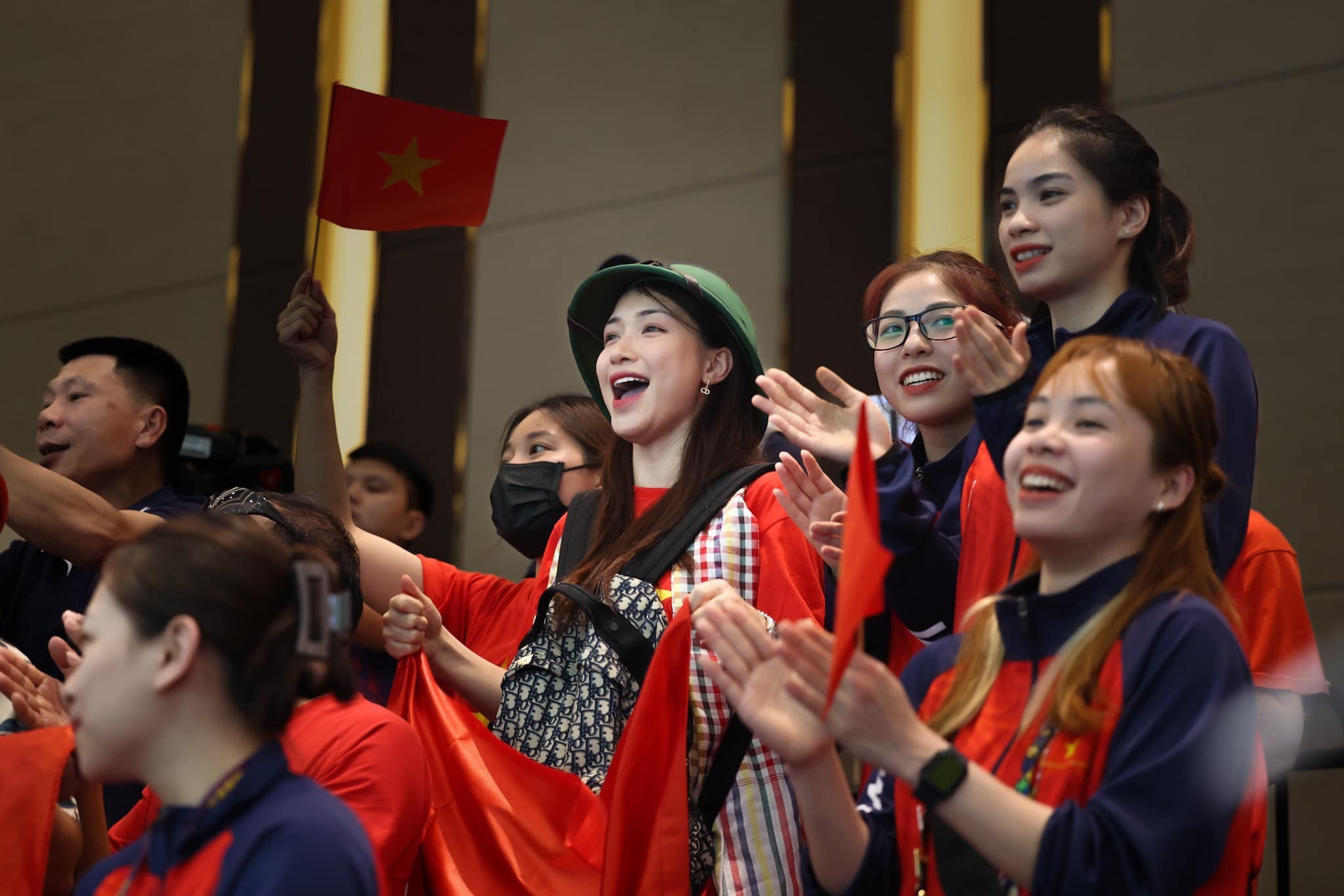 Nữ ca sĩ luôn mang đến nguồn năng lượng tích cực, bản thân cô hài lòng với cuộc sống của mình Nữ ca sĩ luôn mang đến nguồn năng lượng tích cực, bản thân cô hài lòng với cuộc sống của mình