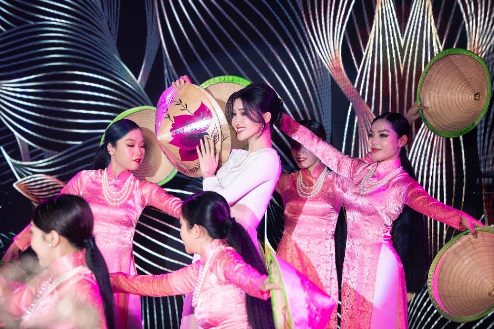 Video: Phương Nhi khoe vũ đạo đỉnh, tài sắc có đủ khiến dân mạng đòi 'ụp crown' Miss International - Ảnh 3 Video: Phương Nhi khoe vũ đạo đỉnh, tài sắc có đủ khiến dân mạng đòi 'ụp crown' Miss International - Ảnh 3