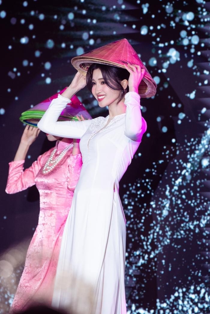 Video: Phương Nhi khoe vũ đạo đỉnh, tài sắc có đủ khiến dân mạng đòi 'ụp crown' Miss International - Ảnh 7 Video: Phương Nhi khoe vũ đạo đỉnh, tài sắc có đủ khiến dân mạng đòi 'ụp crown' Miss International - Ảnh 7