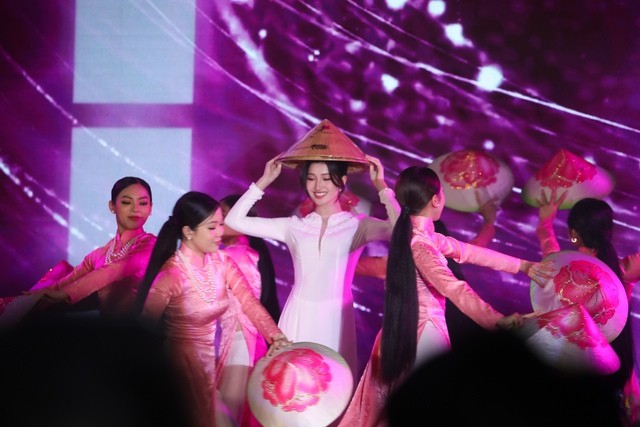Video: Phương Nhi khoe vũ đạo đỉnh, tài sắc có đủ khiến dân mạng đòi 'ụp crown' Miss International - Ảnh 8 Video: Phương Nhi khoe vũ đạo đỉnh, tài sắc có đủ khiến dân mạng đòi 'ụp crown' Miss International - Ảnh 8