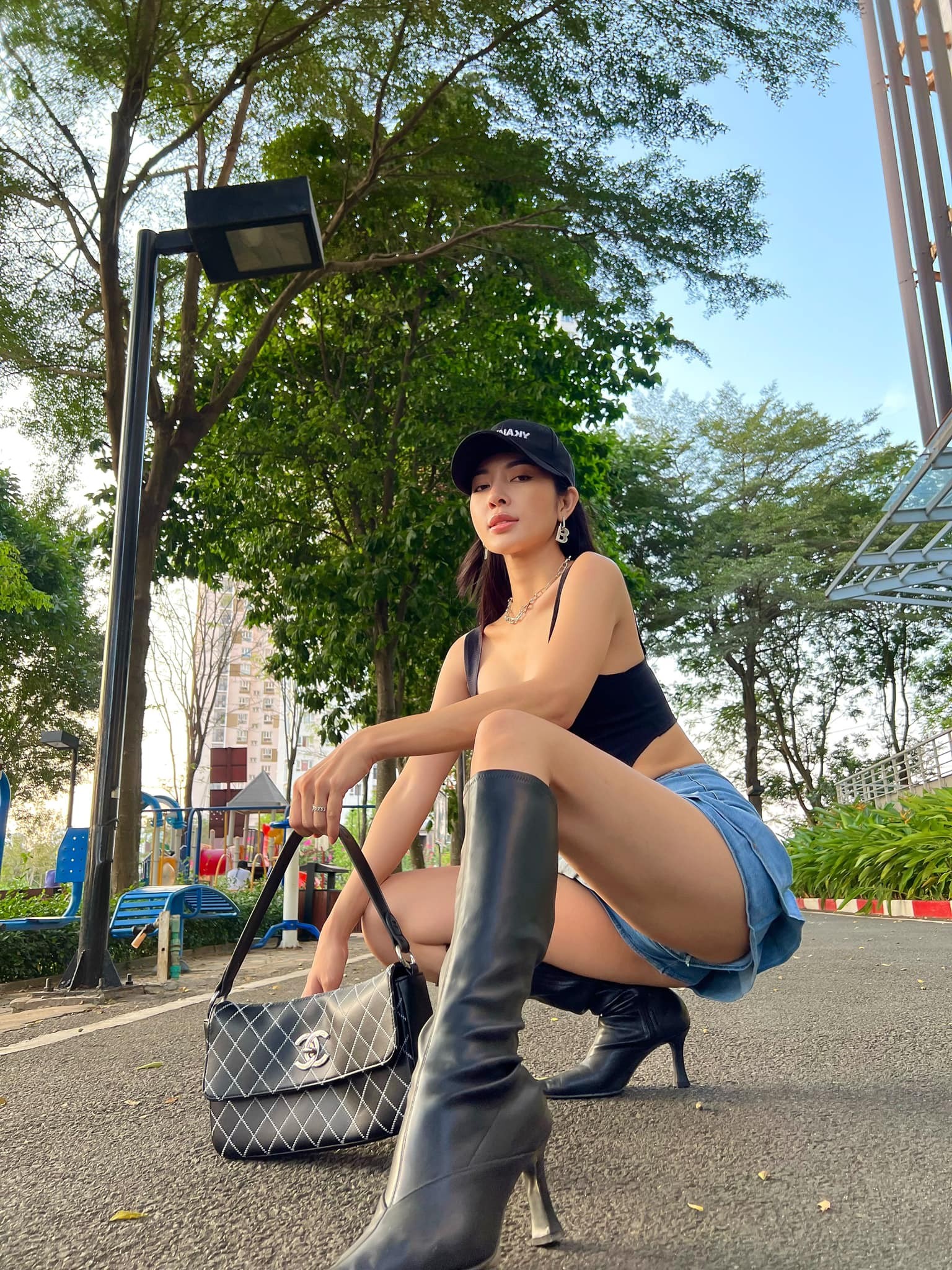 Bùi Lý Thiên Hương vốn chuộng xu hướng thời trang phóng khoáng Bùi Lý Thiên Hương vốn chuộng xu hướng thời trang phóng khoáng
