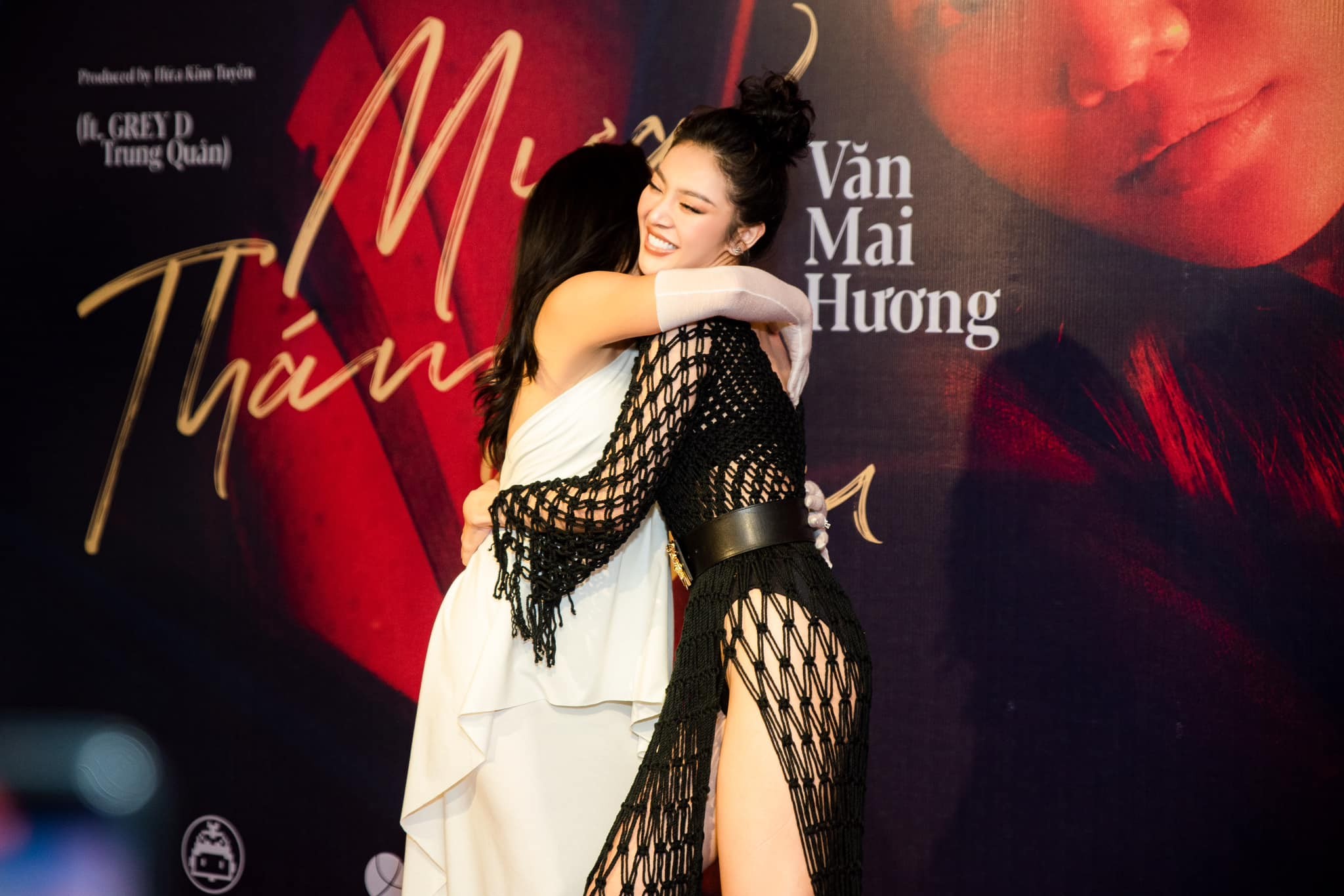 Bùi Lý Thiên Hương gây chú ý khi tham gia sự kiện với trang phục táo bạo Bùi Lý Thiên Hương gây chú ý khi tham gia sự kiện với trang phục táo bạo
