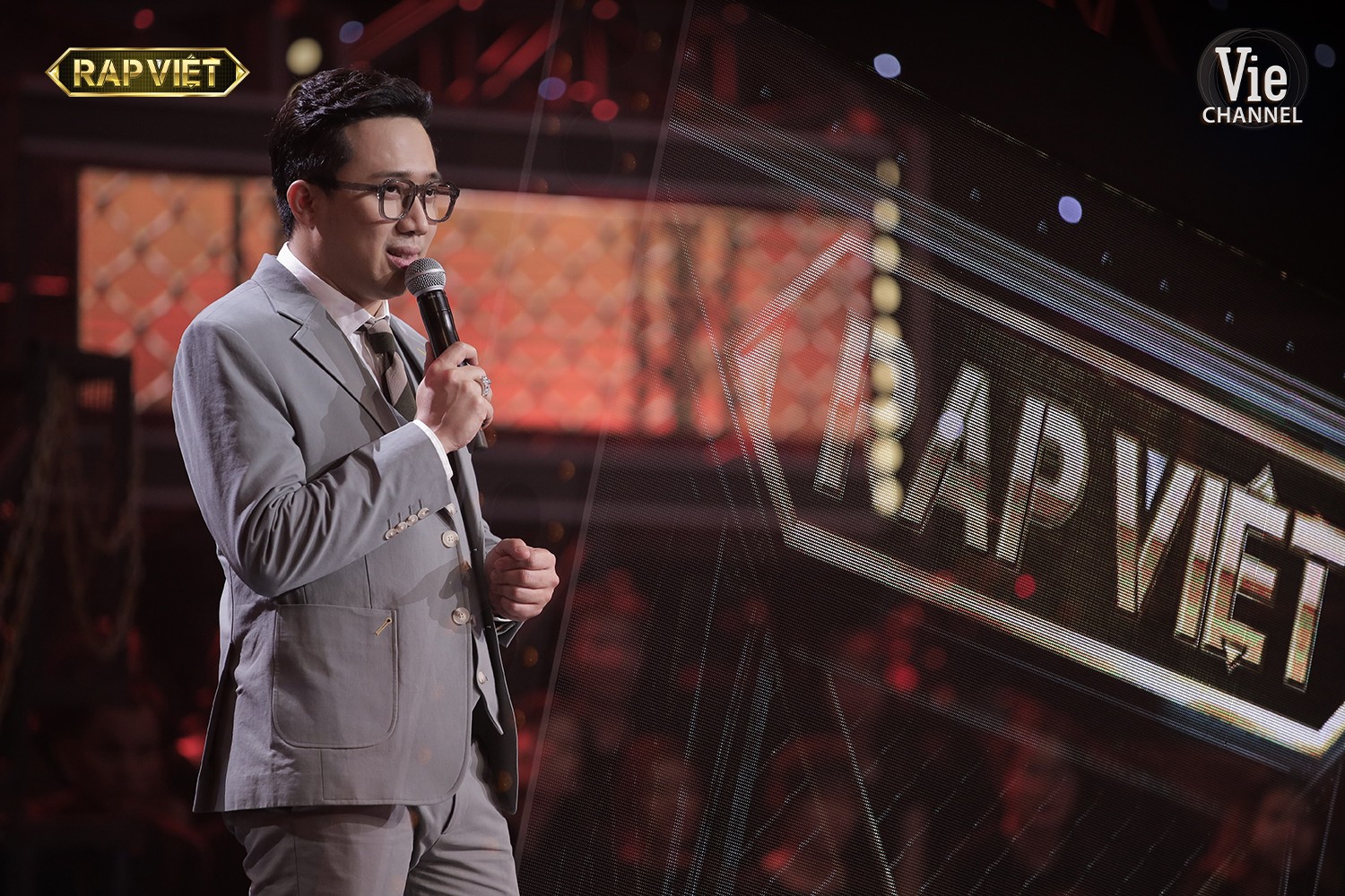 Trấn Thành xả loạt ảnh ở Rap Việt mùa 3, dân mạng ngỡ ngàng: 'Tắc kè hoa là đây' - Ảnh 4 Trấn Thành xả loạt ảnh ở Rap Việt mùa 3, dân mạng ngỡ ngàng: 'Tắc kè hoa là đây' - Ảnh 4