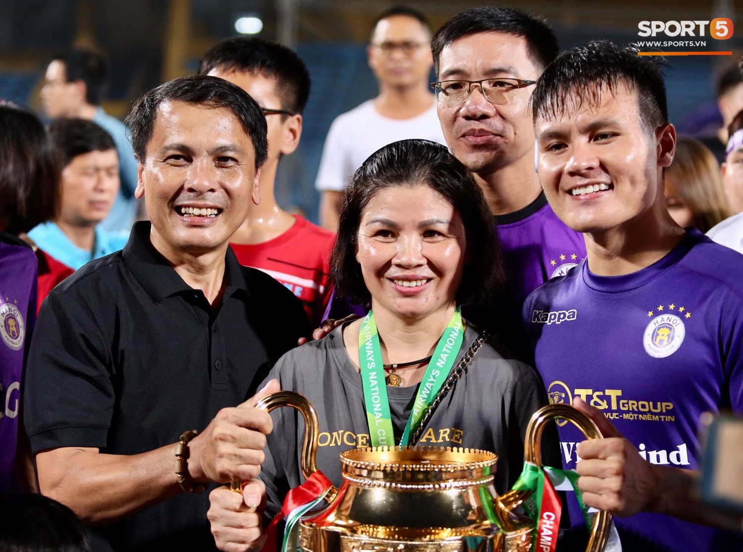 Chùm ảnh Hà Nội FC tưng bừng nhận cúp Vô địch Cúp Quốc Gia 2020 5