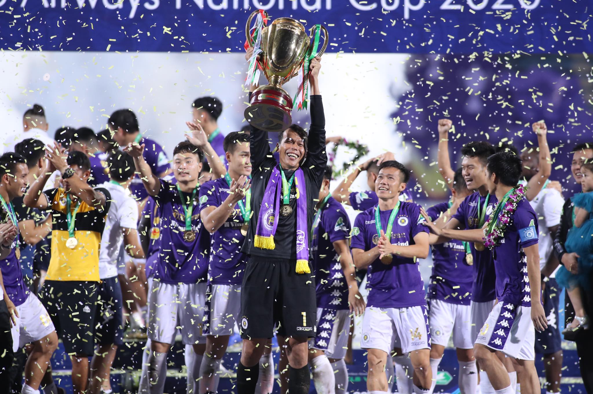 Chùm ảnh Hà Nội FC tưng bừng nhận cúp Vô địch Cúp Quốc Gia 2020 3