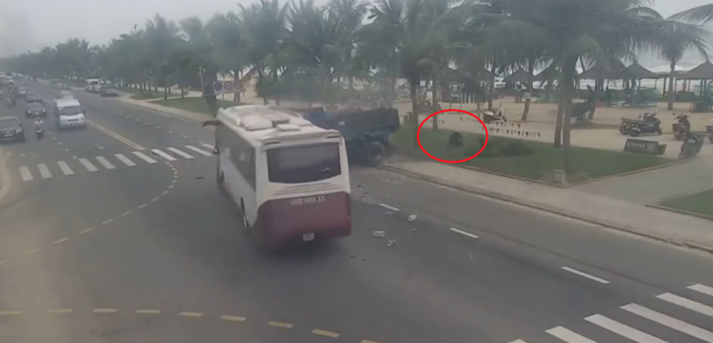 Clip: Cận cảnh pha quay đầu xe thiếu quan sát của chiếc xe khách dẫn đến tai nạn liên hoàn tại Đà Nẵng 4