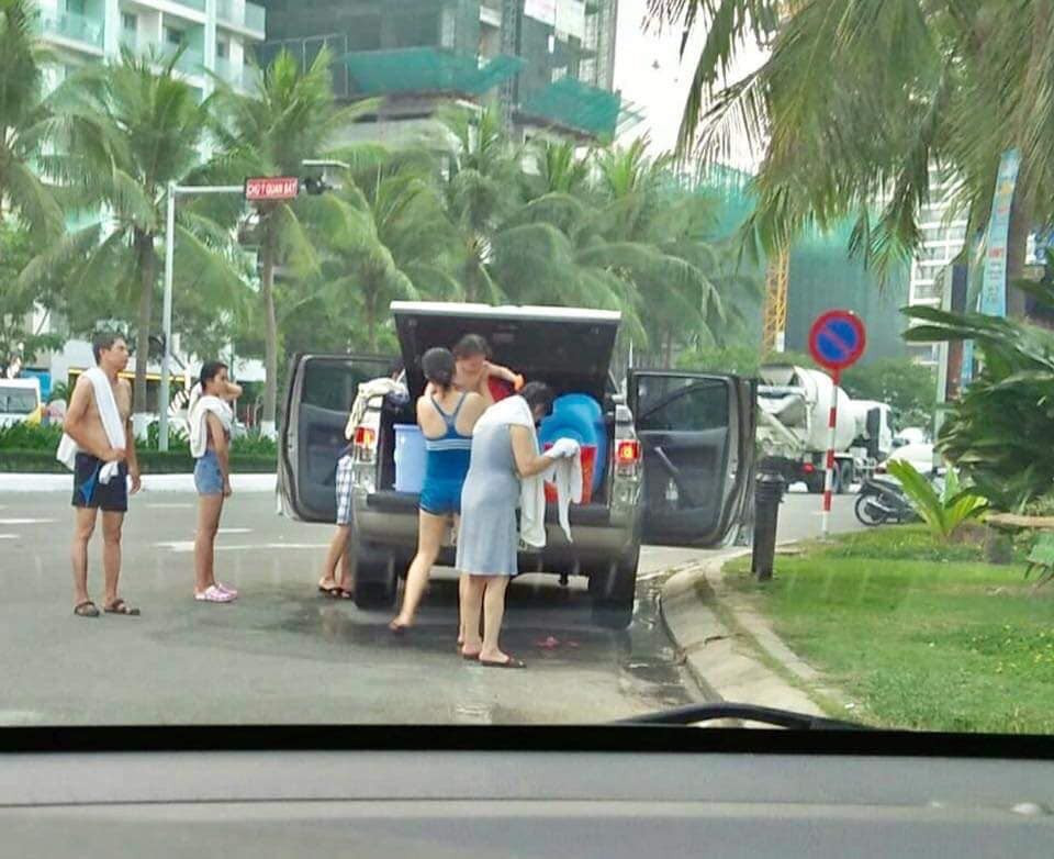 Truy tìm gia đình dừng xe bán tải, tắm tráng trên đường phố ven biển Đà Nẵng 1