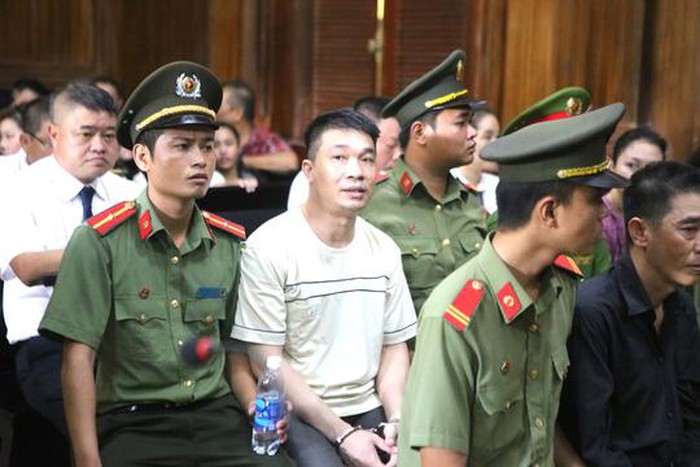 Sự bình thản đến lạnh người của Văn Kính Dương trong 2 ngày xét xử 4