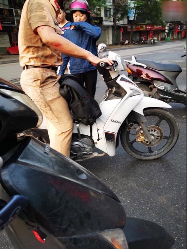 Hình ảnh đẹp: CSGT trầy xước sau va chạm xe máy với người phụ nữ và câu nói đáng giá 4