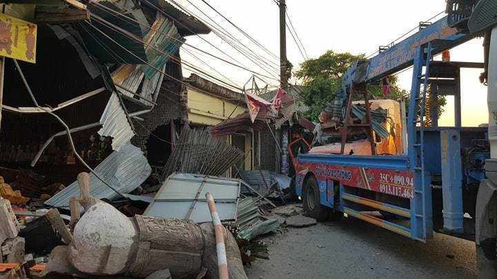 Nam Định: Tài xế container mất lái tông đổ sập 4 ngôi nhà trong đêm 4