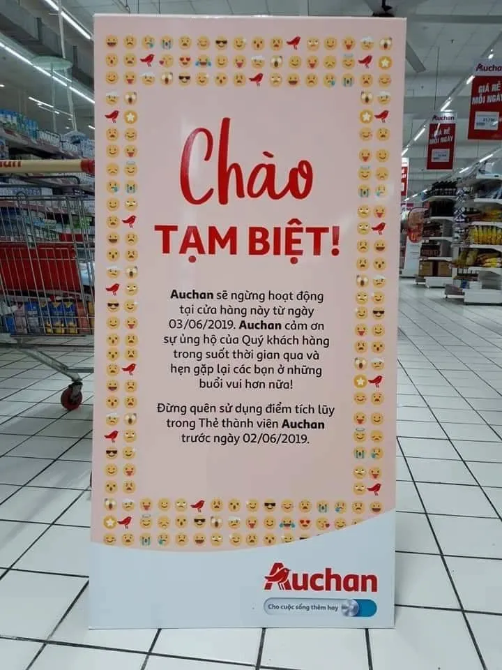 Siêu thị Auchan 'vỡ trận' vì khách hàng vô ý thức, xé thức ăn như cướp bóc 3