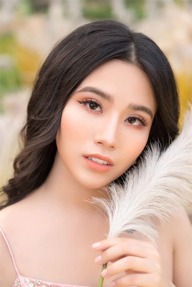 Linh Miu đối mặt với việc thường xuyên bị người lạ nhắn tin 'gạ gẫm' như thế nào? - Ảnh 1 Linh Miu đối mặt với việc thường xuyên bị người lạ nhắn tin 'gạ gẫm' như thế nào? - Ảnh 1