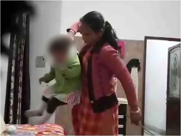 Bố mẹ bí mật lắp camera phát hiện người giúp việc đánh đập, quăng quật con gái 1 tuổi như đồ chơi - Tinmoi 