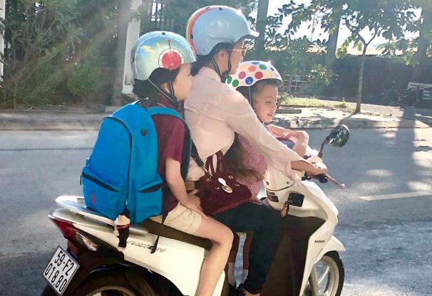 Việc chở con trên xe máy là điều không thể tránh khỏi đối với nhiều gia đình. Hãy cùng xem những hình ảnh đáng yêu và thú vị về những cuộc phiêu lưu trên xe máy của các bé và những người thân yêu của họ.